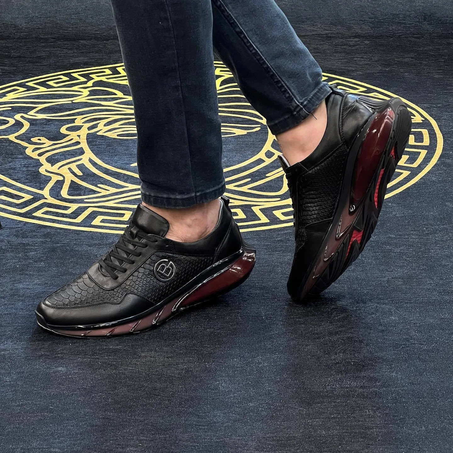 Crocodile pattern height increasing casual shoes