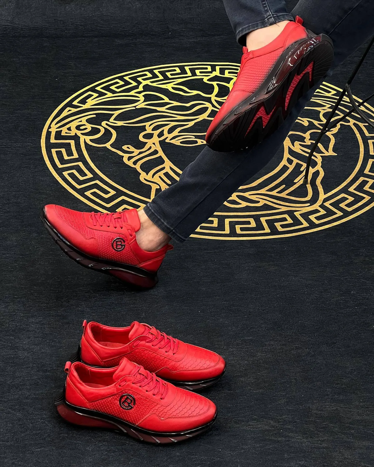 Crocodile pattern height increasing casual shoes