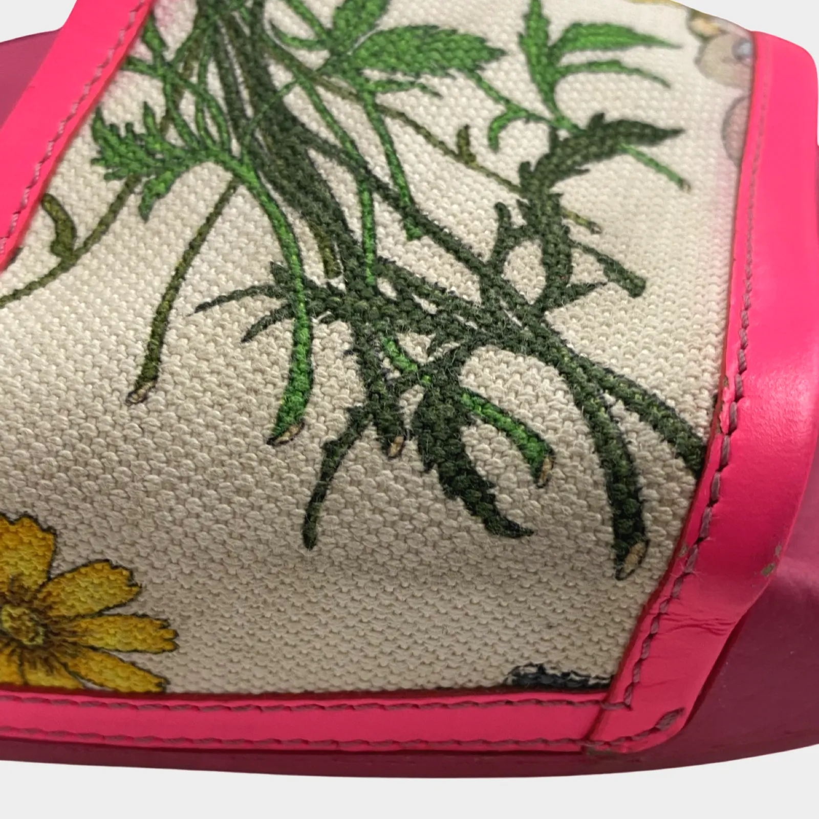 Gucci women's pink floral print rubber slides