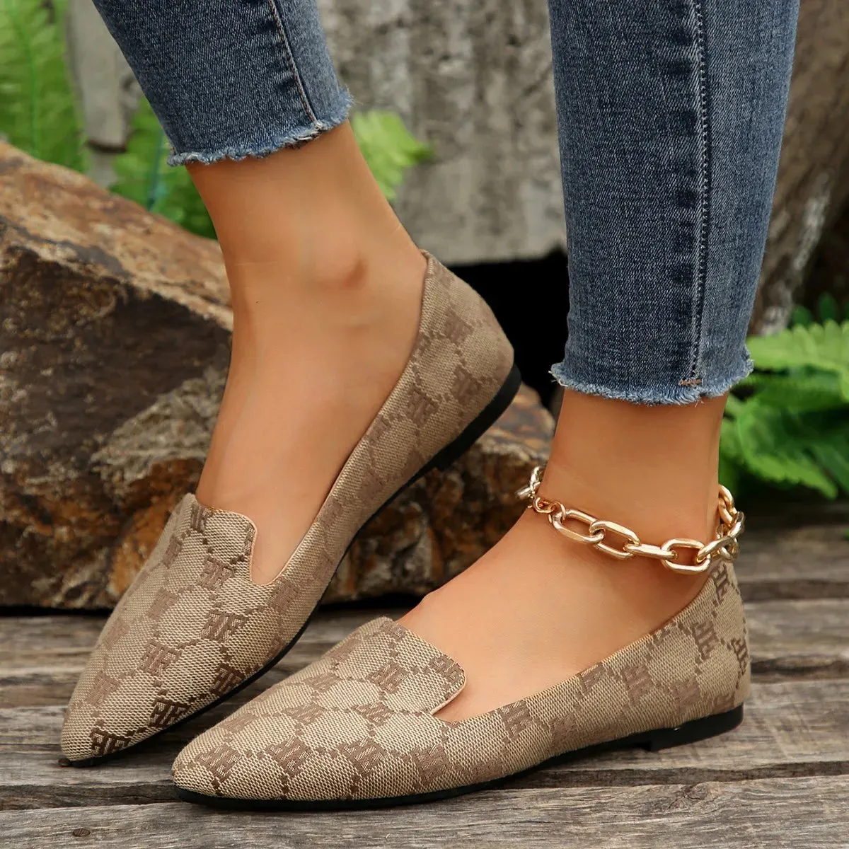 Women's patterned flat shoes