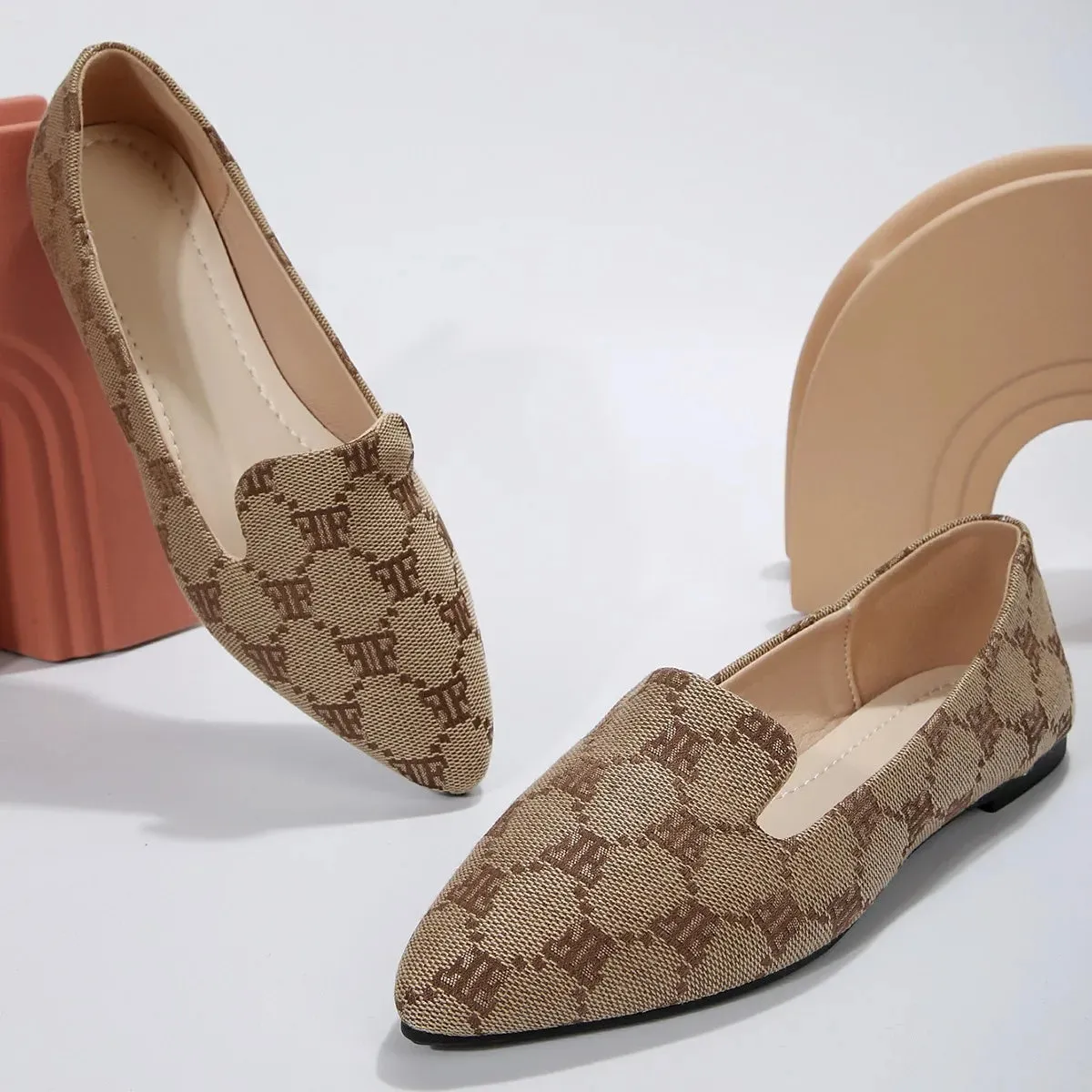 Women's patterned flat shoes