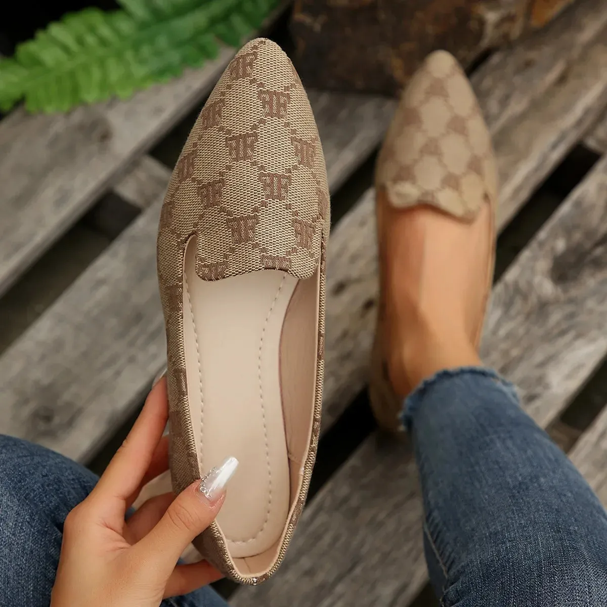 Women's patterned flat shoes